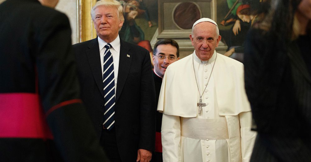 Papa Francesco dal Gemelli chiede la pace in tutto il mondo, ma &egrave; lui che fa la guerra a Trump? L&rsquo;attacco dei tradizionalisti: &ldquo;Difende un sistema totalitario con Biden e&hellip;&rdquo;