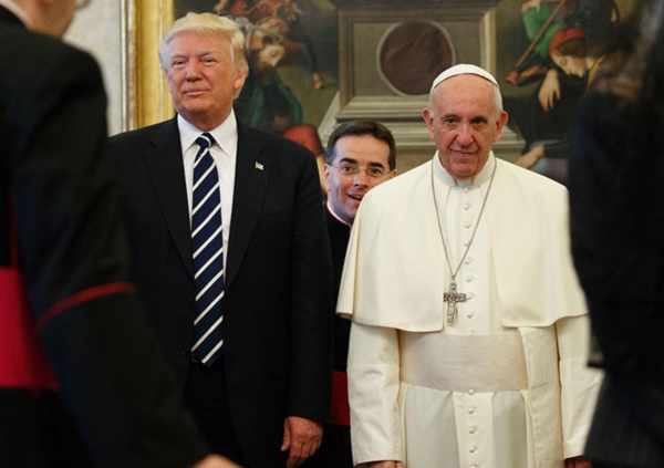 Papa Francesco dal Gemelli chiede la pace in tutto il mondo, ma &egrave; lui che fa la guerra a Trump? L&rsquo;attacco dei tradizionalisti: &ldquo;Difende un sistema totalitario con Biden e&hellip;&rdquo;