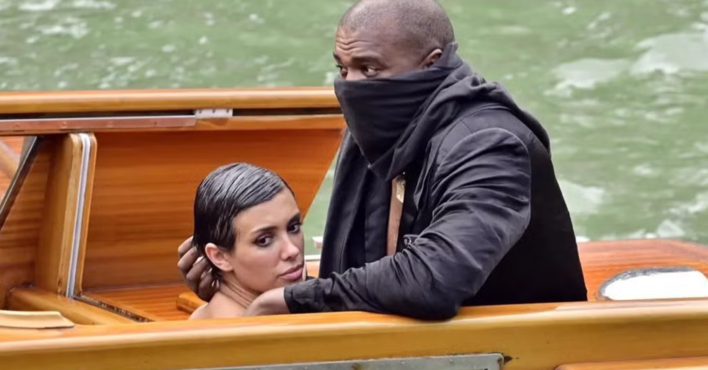 Bianca Censori, se fosse lei a manipolare Kanye West? Ecco cosa la eccita davvero di lui, mentre Ye ama &ldquo;la moglie sexy&rdquo; e la famiglia vorrebbe il divorzio