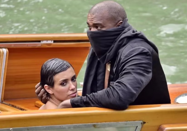 Bianca Censori, se fosse lei a manipolare Kanye West? Ecco cosa la eccita davvero di lui, mentre Ye ama &ldquo;la moglie sexy&rdquo; e la famiglia vorrebbe il divorzio