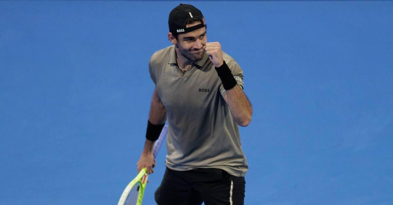 S&igrave;, l&rsquo;Italia del tennis vive anche senza Sinner: Matteo Berrettini blinda la top 30 verso la consacrazione contro Tsisipas a Dubai
