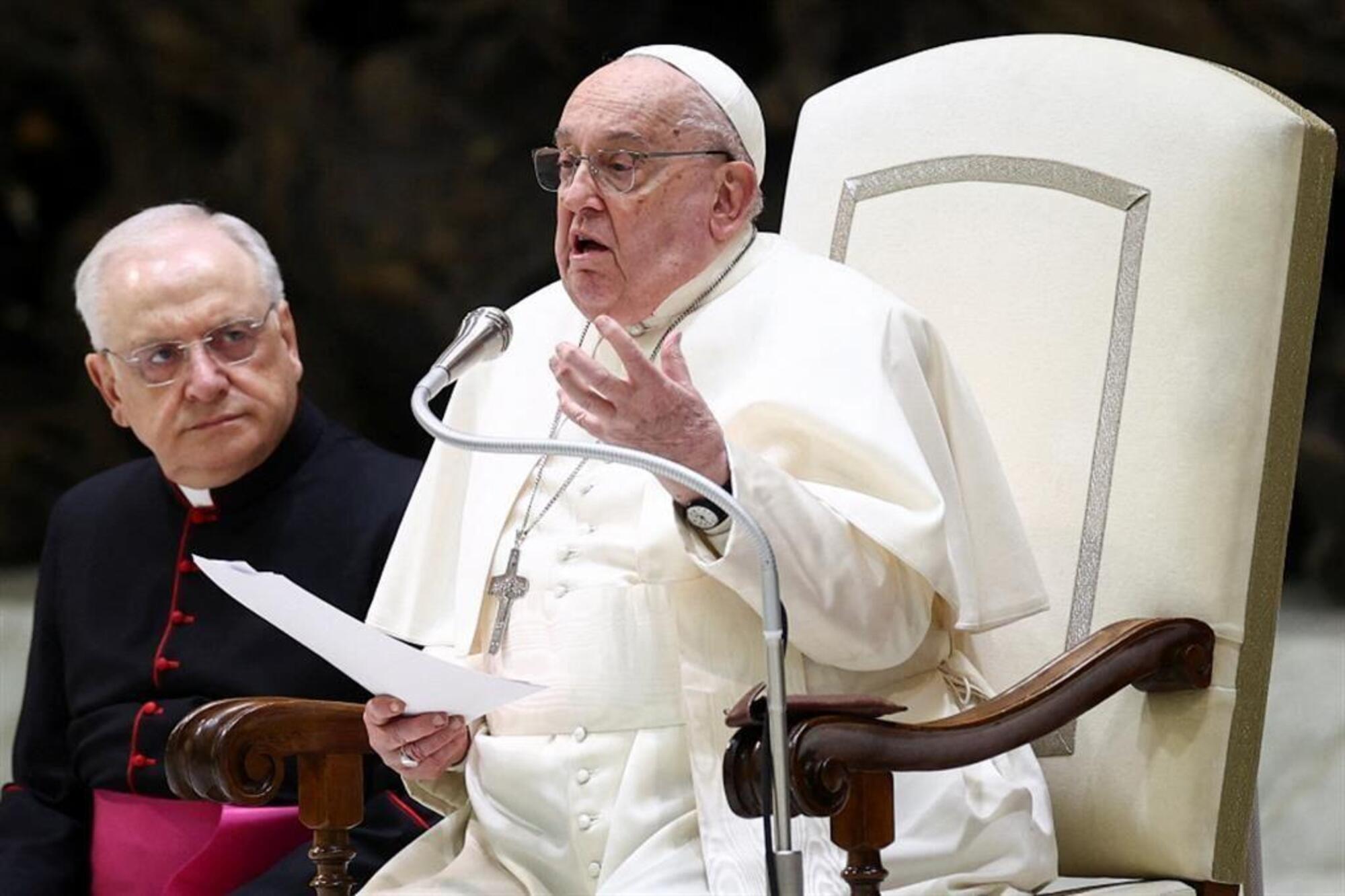 Papa Francesco durante una delle catechesi del mercoled&igrave;