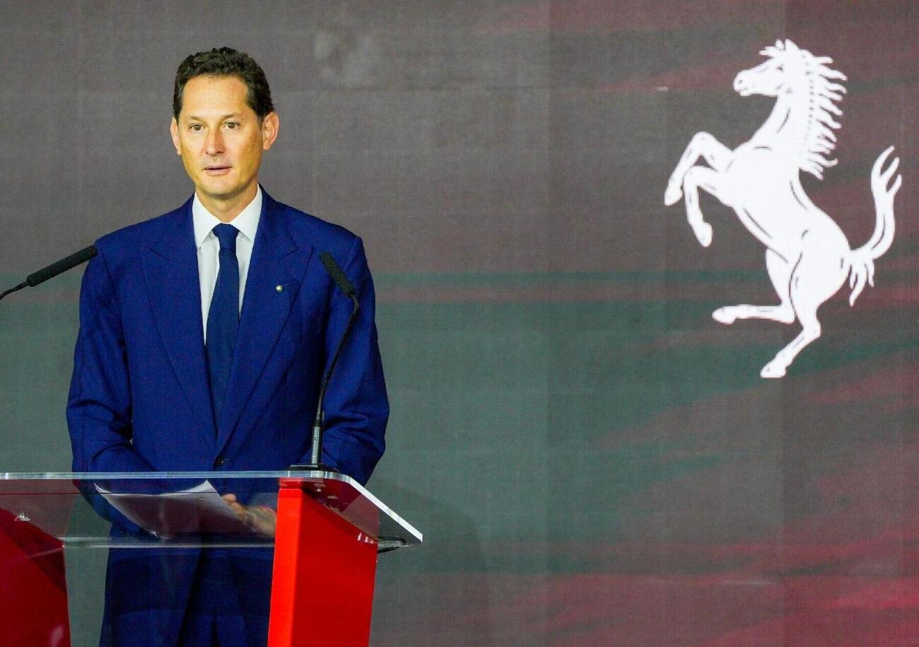 Stellantis in crisi, Elkann vende Ferrari e si attacca al Trump: quale sar&agrave; il futuro della galassia post-Agnelli, tra crollo dei profitti e scommesse?