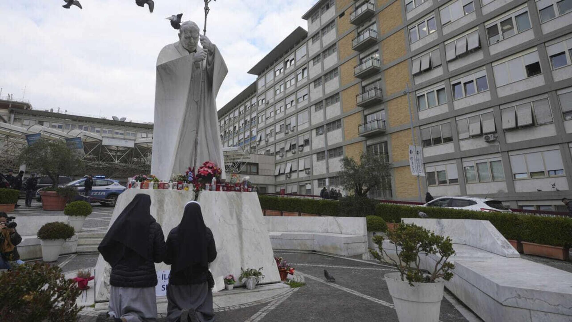 Fedeli in preghiera per Papa Francesco