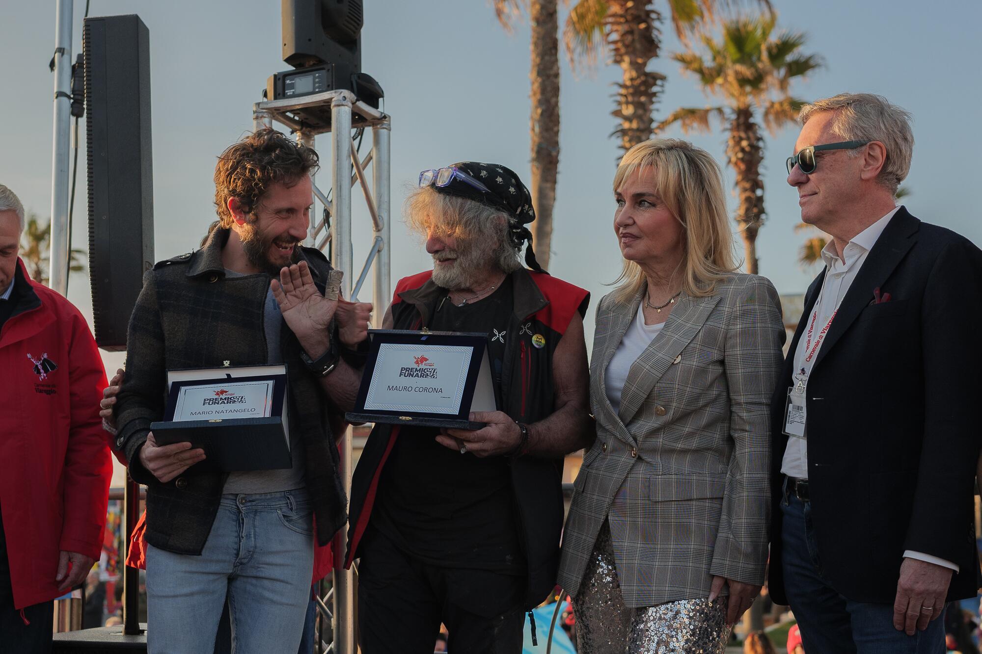 Mario Natangelo e Mauro Corona ricevono il Premio Gianfranco Funari