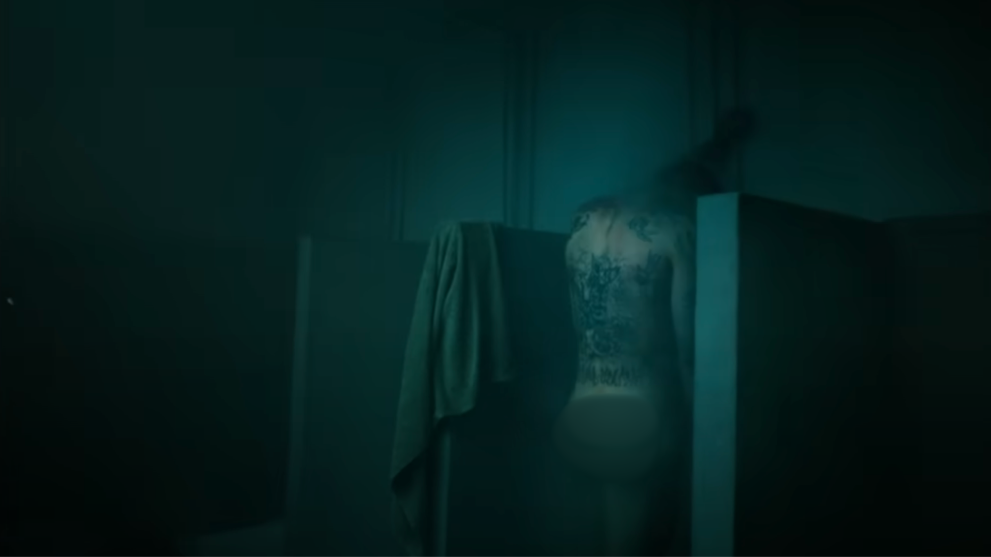 Alcuni frame del videoclip di "Next summer" di Damiano David