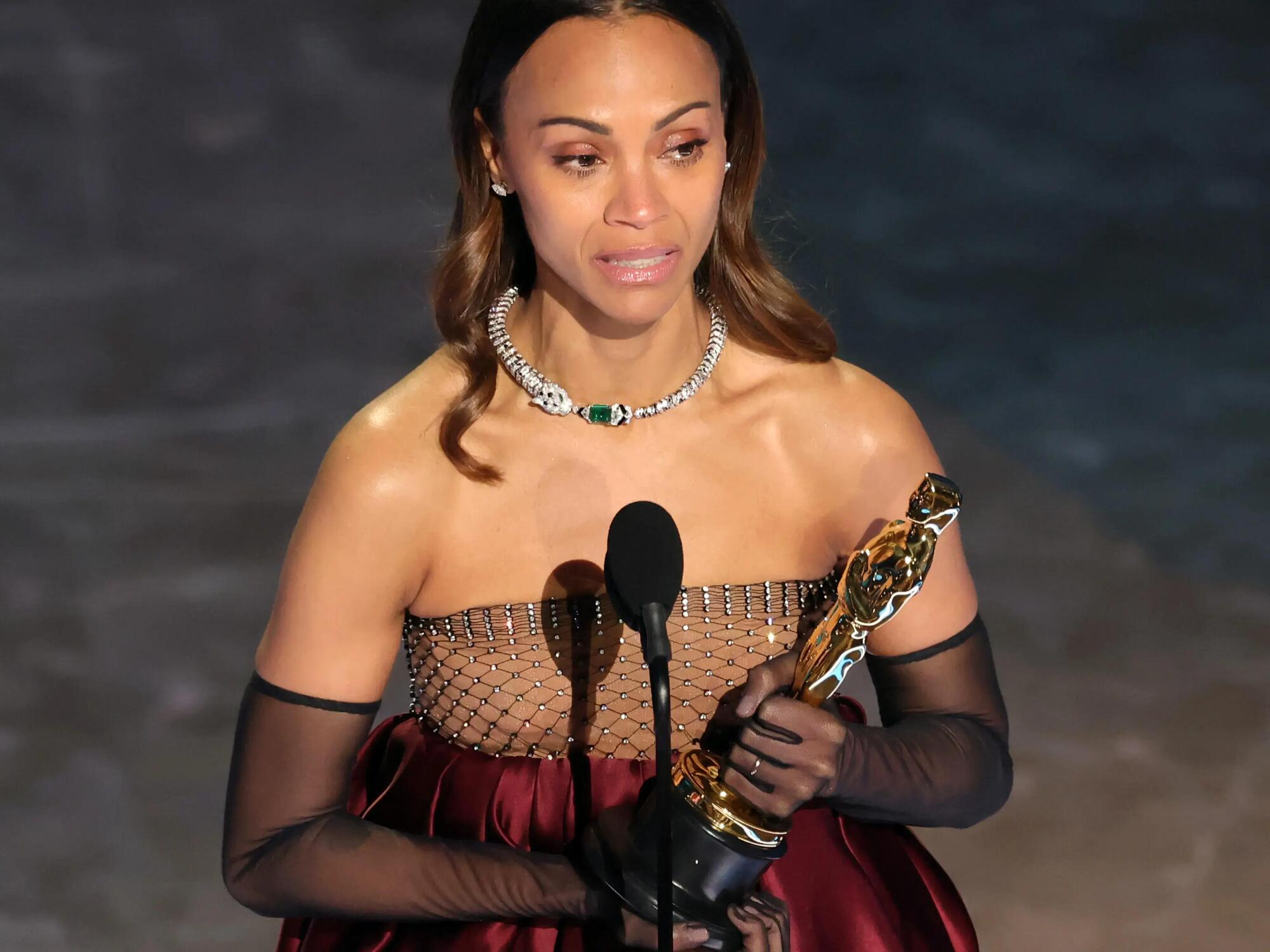 Zoe Saldana con il premio Oscar come &quot;Miglior attrice non protagonista&quot;