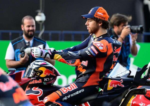 KTM salvata da quelli delle &ldquo;poche pugn*tte&rdquo;: Acosta cade e sbrocca, Bastianini rimonta epica e top10 con Binder. Ora c&rsquo;&egrave; un problema&hellip;