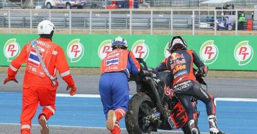 Quelli che &ldquo;il karma&rdquo;: Pedro Acosta cade a Buriram e i &quot;tifosi&quot; di Marc Marquez lo riempiono di insulti sui social