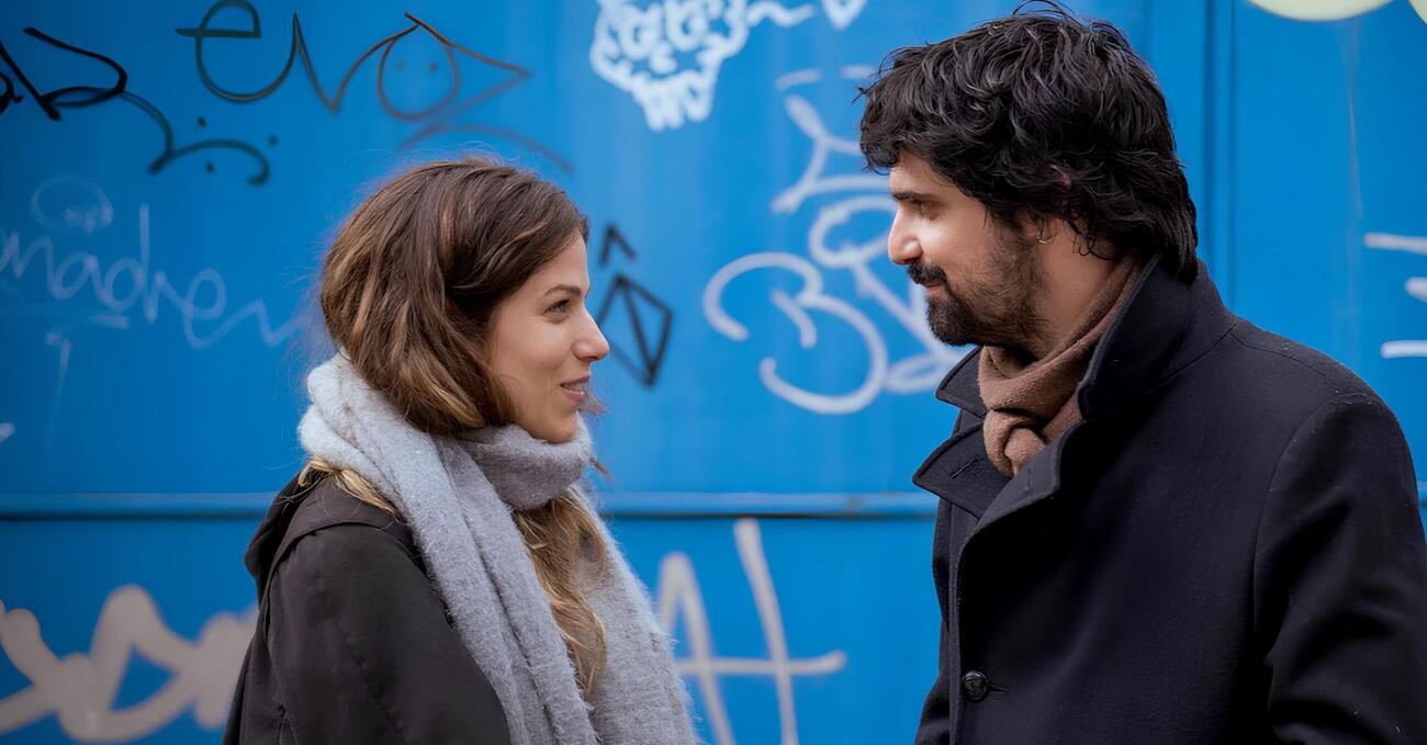 Abbiamo visto la serie tv spagnola Dieci Capodanni su RaiPlay e vi spieghiamo perch&eacute; &egrave; bellissima, noiosa, vera come l&#039;amore 
