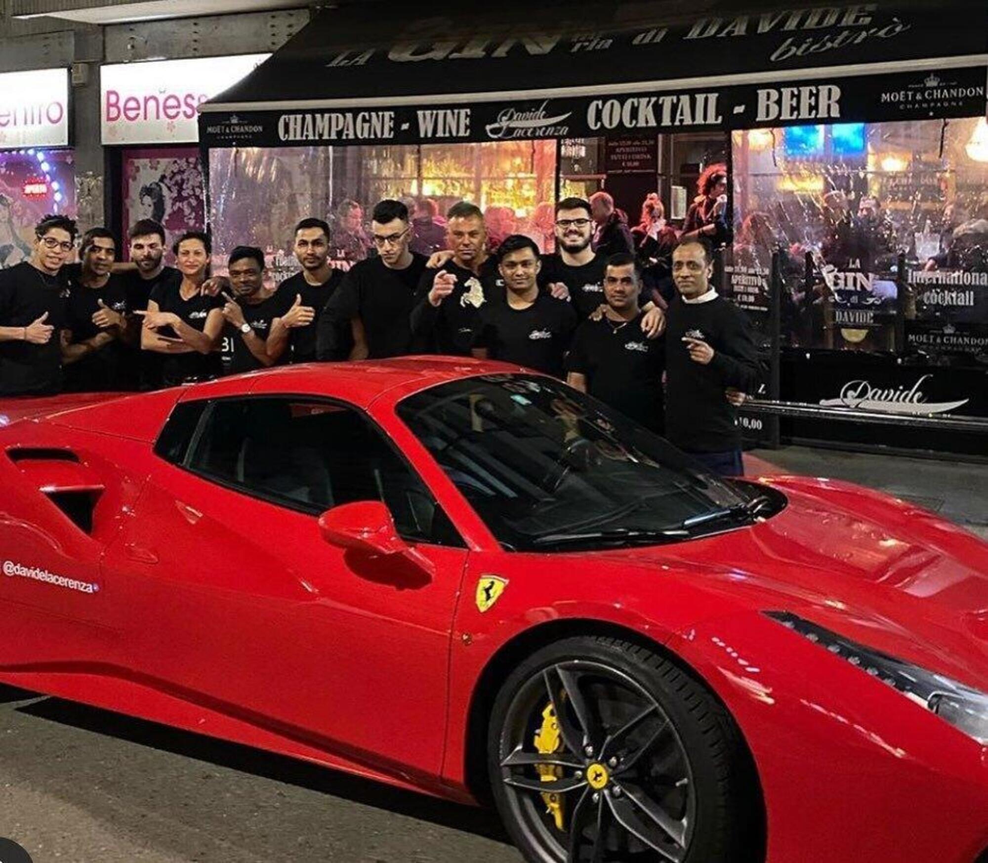 La Ferrari con Lacerenza e lo staff davanti al locale