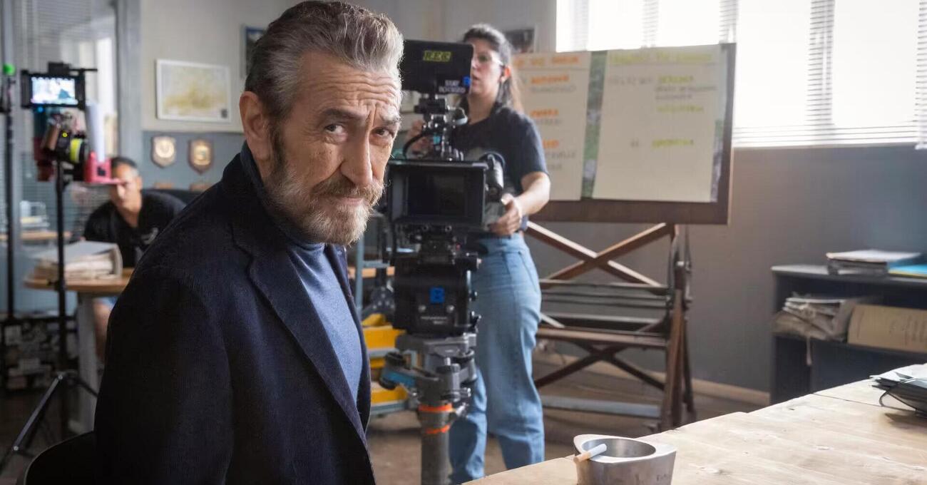 Perch&eacute; il finale di Rocco Schiavone 6 &egrave; gi&agrave; su RaiPlay? Ecco come una stretegia di marketing (per fare concorrenza a Netflix?) diventa un boomerang per Rai2. E i fan della serie con Marco Giallini...