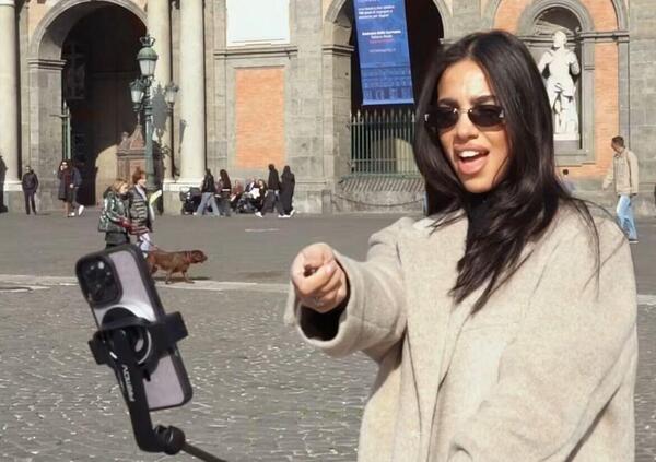 New Martina vende a 60 euro un&rsquo;asta per foto: ma davvero c&#039;&egrave; chi si fa prendere per il c*lo dalla tiktoker e dal Marty Selfie Stick con luce led ? Le accuse sui social: &ldquo;Uguale ai prodotti cinesi&rdquo;...