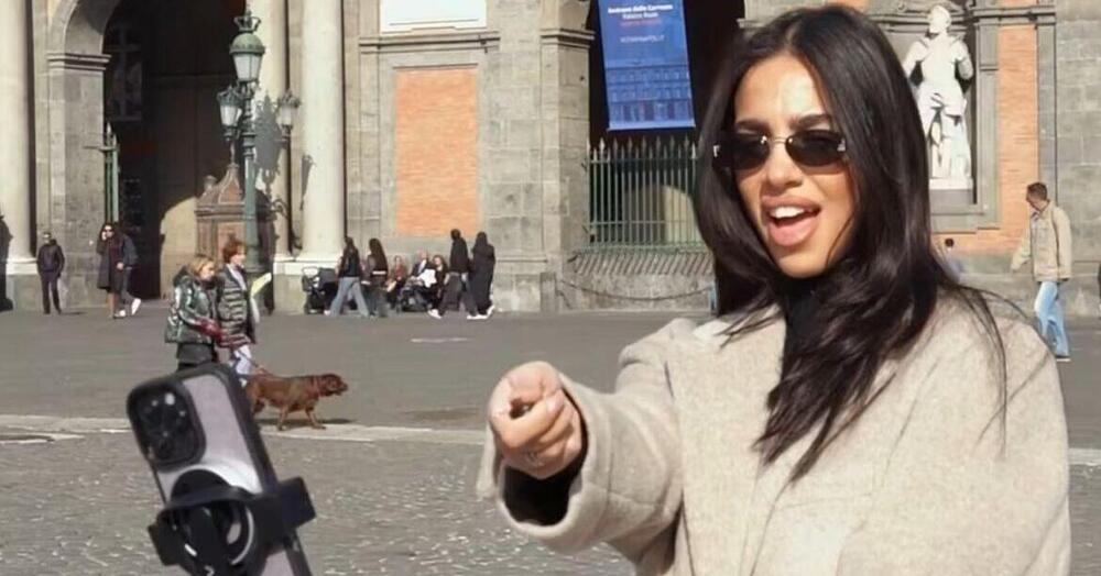 New Martina vende a 60 euro un&rsquo;asta per foto: ma davvero c&#039;&egrave; chi si fa prendere per il c*lo dalla tiktoker e dal Marty Selfie Stick con luce led ? Le accuse sui social: &ldquo;Uguale ai prodotti cinesi&rdquo;...