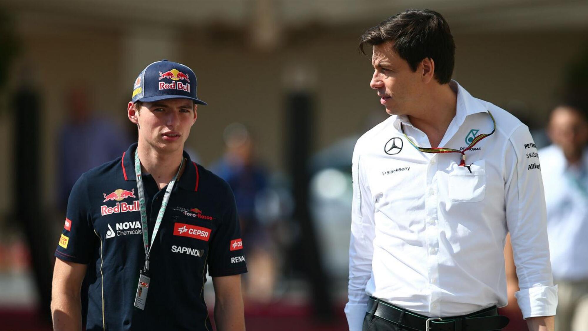 Max Verstappen e Toto Wolff quando l&#039;olandese aveva appena debuttato con la Toro Rosso rinunciando al contratto della Mercedes