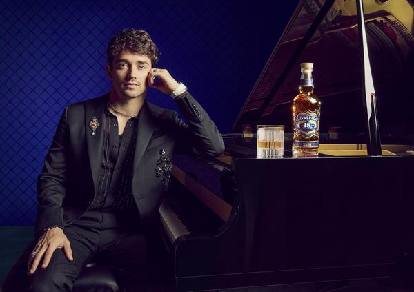 La Formula 1 sta tornando: Charles Leclerc e Chivas Regal hanno preparato un cocktail letale per suonare la sveglia a tutti