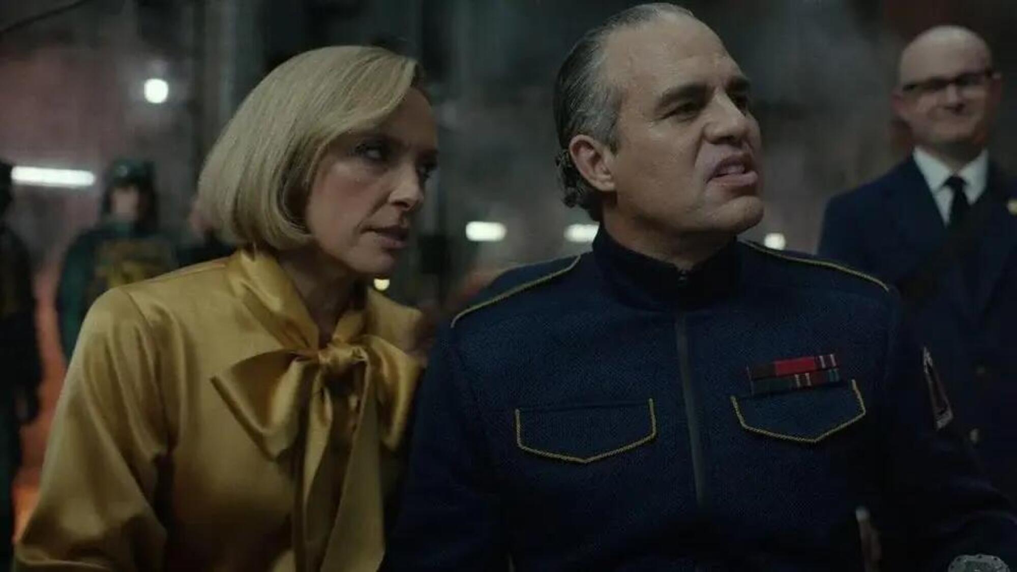 Toni Collette e Mark Ruffalo in "Mickey 17" di Bong Joon-ho