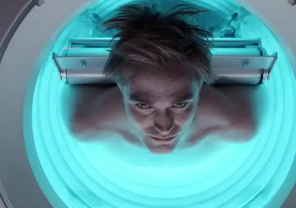 Abbiamo visto &ldquo;Mickey 17&rdquo; di Bong Joon-ho (&ldquo;Parasite&rdquo;) al cinema: ma com&rsquo;&egrave; il film con Robert Pattinson? Tra Mark Ruffalo come Elon Musk (e Trump), sacrifici umani e assassini: &egrave; il progresso, bellezza