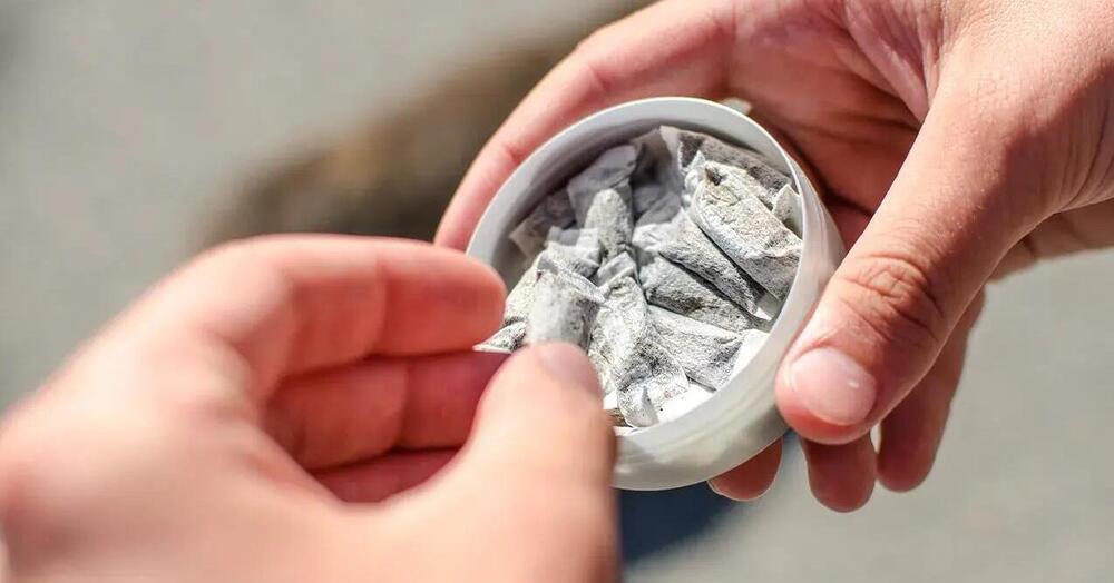 Ok, ma cos&rsquo;&egrave; lo snus, il tabacco non fumato che ha mandato in &ldquo;overdose&rdquo; due tredicenni di Ferrara? Gli effetti immediati: tachicardia, vertigini e nausea. E sul lungo termine? Eh...