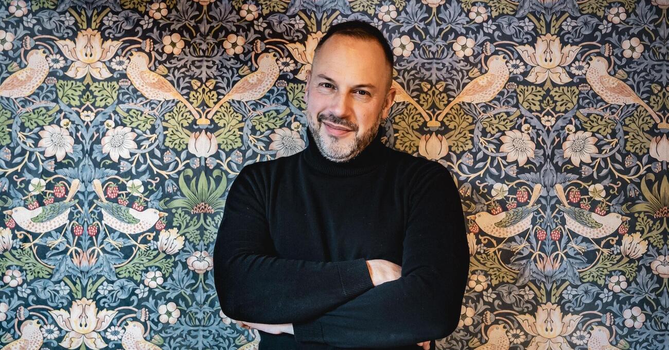 Murubutu: &ldquo;La trap non &egrave; il nemico. Il problema &egrave; una societ&agrave; che genera (soprattutto) trap&rdquo;. E su Sanremo: &ldquo;Ho colto scampoli di ottimo cantautorato, ma stiamo vivendo una metamorfosi&hellip;&rdquo;