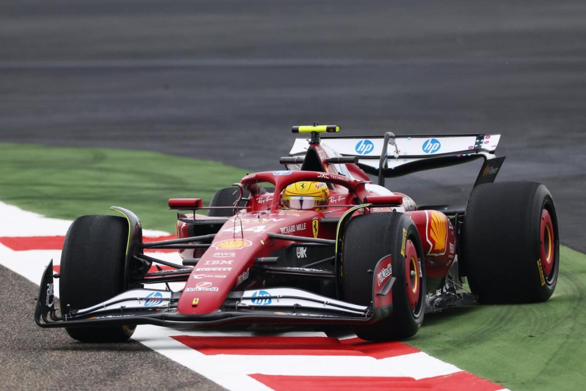 Lewis Hamilton al volante della Ferrari SF-25