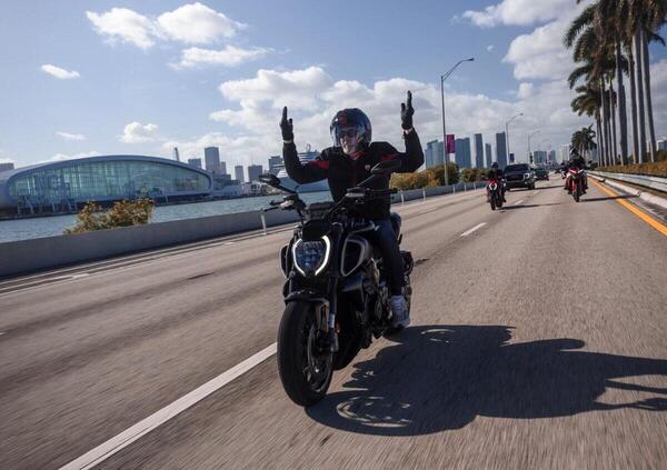 [VIDEO] Massimo Bottura in viaggio a Miami che cerca di farsi arrestare con una Ducati Diavel V4 &egrave; il racconto di un&#039;Italia che ci fa godere: &quot;Pecco, per favore aiutami!&quot;