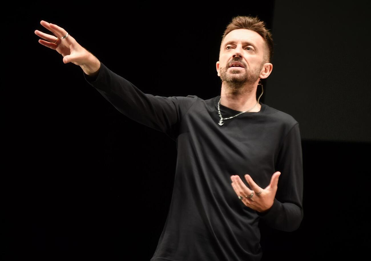 Andrea Scanzi in rotta con la redazione del Fatto quotidiano? &ldquo;Le mie belle interviste rovinate dai titolisti&rdquo;. Il Cdr di Roma e Milano in rivolta. E Marco Travaglio cosa far&agrave;?