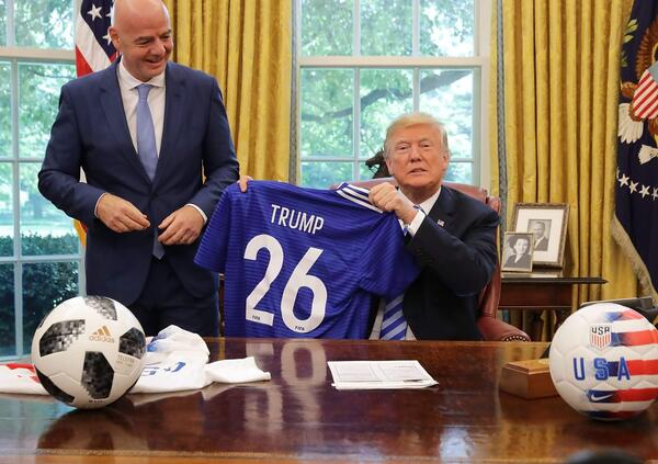 Un bel calcio s&igrave;, ma nei cogli*ni: la FIFA flirta con Donal Trump, i mondiali saranno a New York e adesso gli USA vogliono anche la Serie A