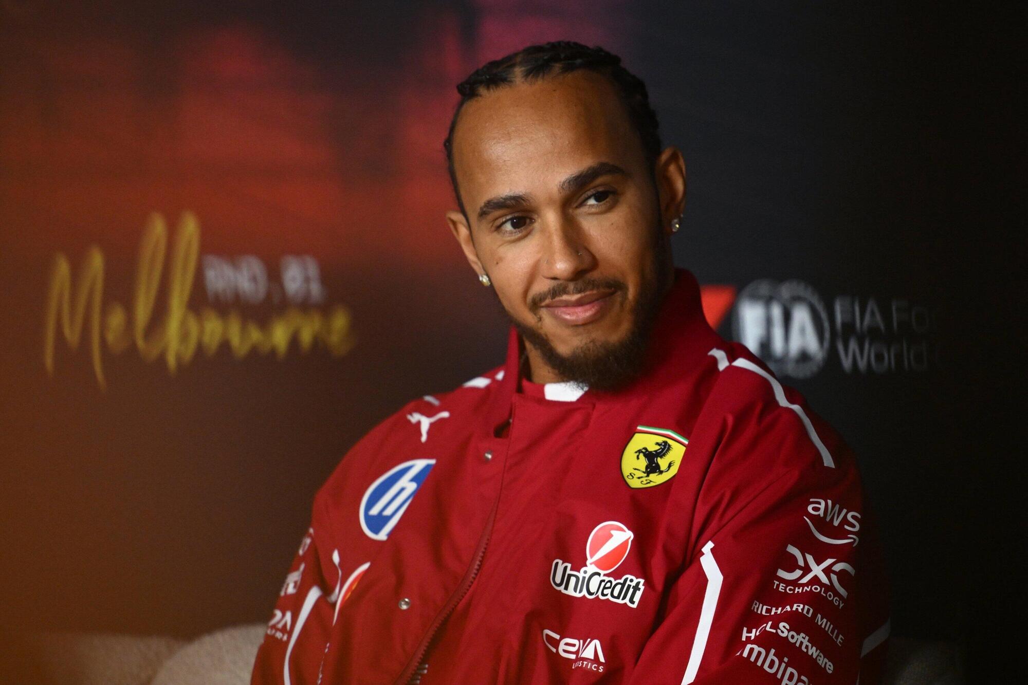 Lewis Hamilton durante la conferenza stampa a Melbourne