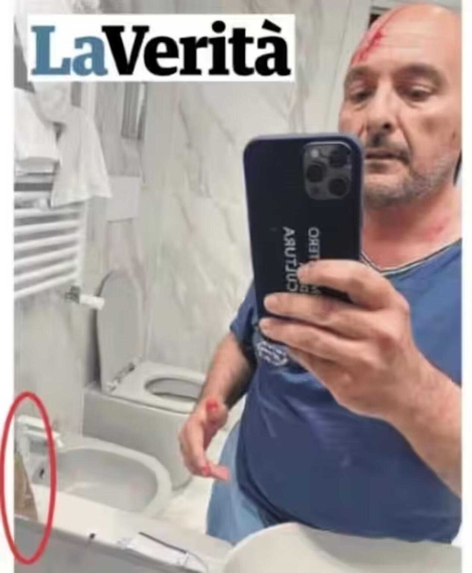 La foto pubblicata da La Verit&agrave; che mostra (in basso a sinistra) quella che sembra essere una pochette per trucchi