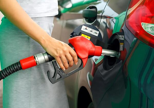 Accise benzina e gasolio: quanto pagheranno in pi&ugrave; gli automobilisti per il carburante? Il governo Meloni e la &ldquo;magia&rdquo; del riallineamento