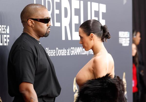 Bianca Censori, la teoria dopo le foto quasi nuda sui roller: si &egrave; lasciata con Kanye West ma non lo dicono? La rivelazione su Ye: &ldquo;Quando si separ&ograve; da Kim Kardashian continu&ograve; a pubblicare foto insieme per mesi e&hellip;&rdquo; 