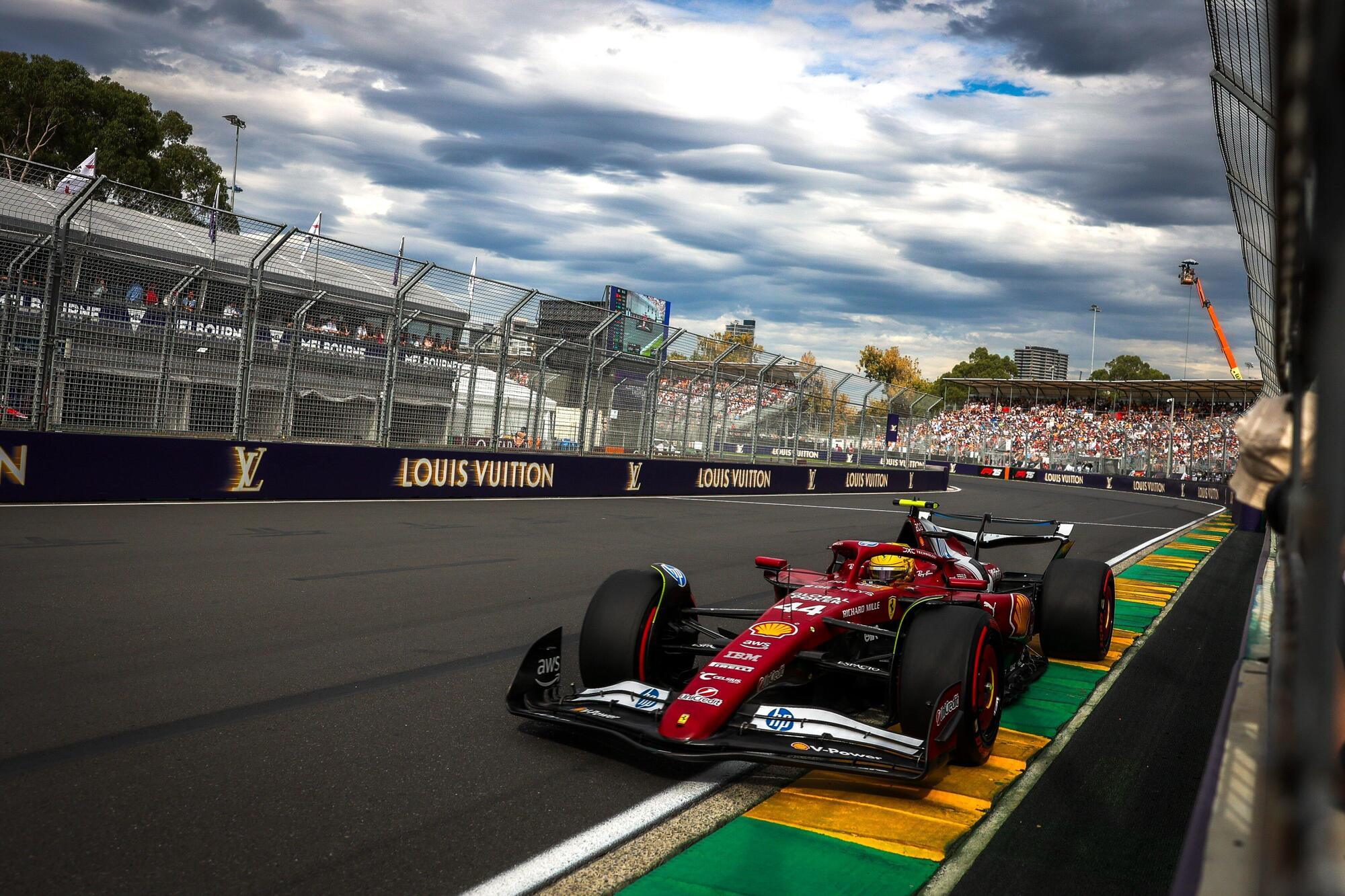 Lewis Hamilton in pista durante le qualifiche del Gran Premio d'Australia