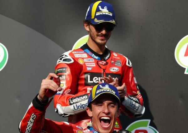 La risposta &ldquo;da vecchio zio&rdquo; di Marc Marquez alla proposta di Rivola e il &quot;fanc*lo a &#039;sti fratelli&quot; di Pecco Bagnaia: la natura delle persone si vede anche in momenti cos&igrave; 
