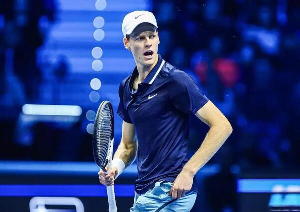 Jannik Sinner batte i record del grande tennis anche da casa sua e, nel frattempo, cambia management: nuova strategia e svolta d&rsquo;immagine?