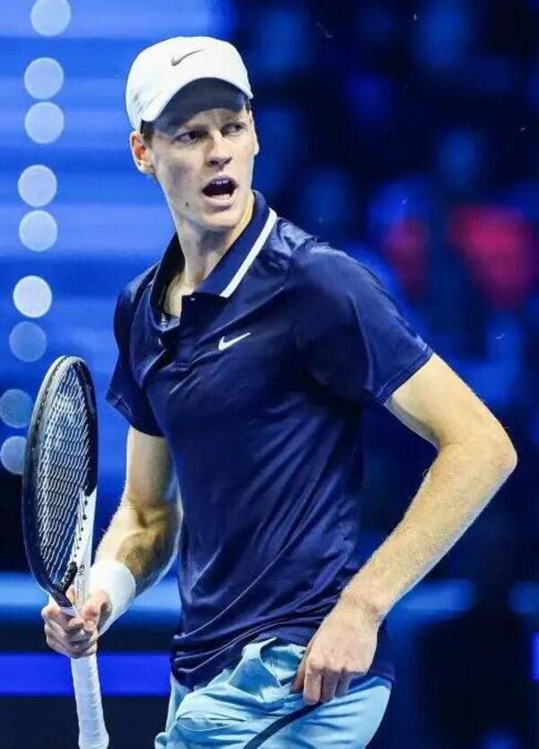 Jannik Sinner batte i record del grande tennis anche da casa sua e, nel frattempo, cambia management...