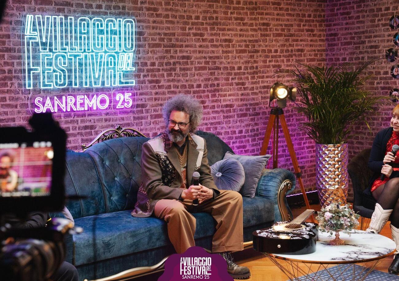Le interviste di Michele e Lucia Monina nel Salotto del Villaggio del Festival, Simone Cristicchi: &ldquo;Il tema della canzone? Non c&rsquo;&egrave; strategia, sono autentico&rdquo;. &Egrave; la risposta alle critiche dei giorni scorsi?