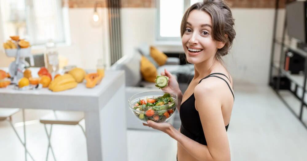 Cosa succede a mangiare con dieta vegana per cento giorni e come cambia il corpo? L&rsquo;esperimento de Le Iene Show con Nic Bello. E intervengono anche Giulia Innocenzi, Marco Mazzolo e le creator di Cibo Supersonico...