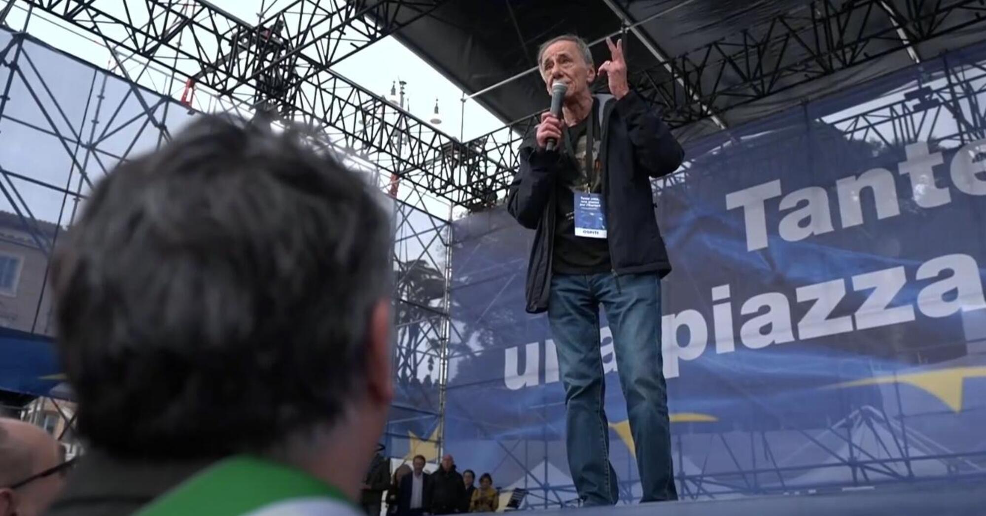 Roberto Vecchioni durante il discorso in piazza a Roma