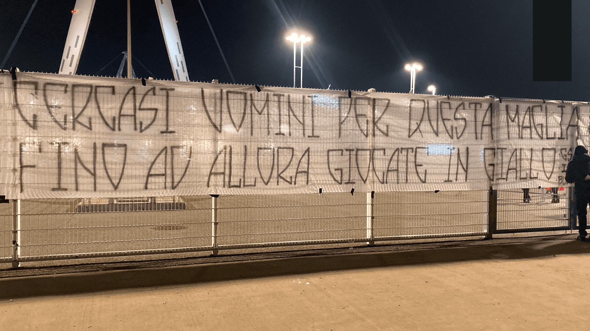 Striscioni di contestazione contro la Juventus