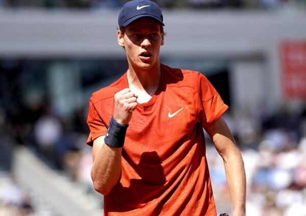 Jannik Sinner c&rsquo;&egrave;: ecco il pieno di rientro del numero uno al mondo per spaccare al Roland Garros. Poi il vero motivo per cui gioca ad Amburgo&hellip;