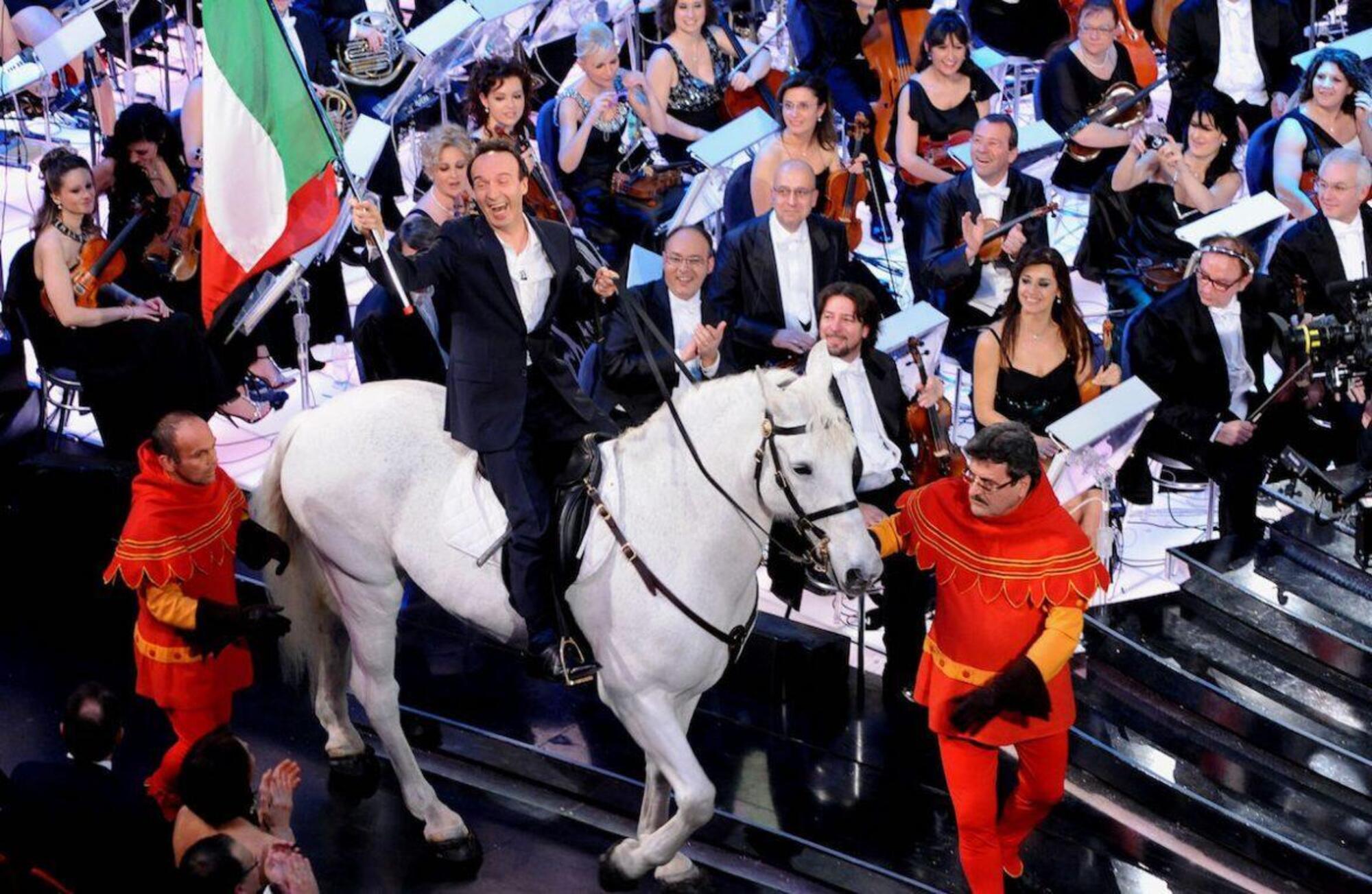 Roberto Benigni a cavallo all&#039;Ariston per i centocinquanta anni dell&#039;Unit&agrave; d&#039;Italia