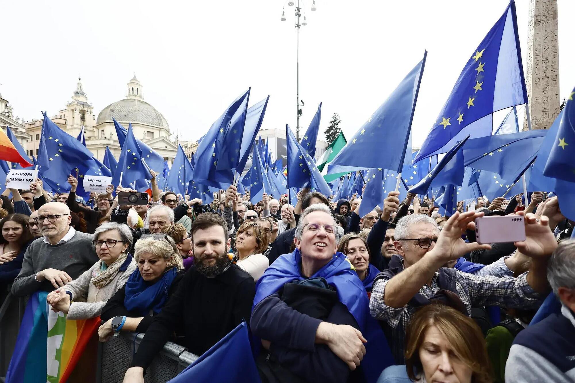 La manifestazione pro Europa a Roma organizzata da Michele Serra