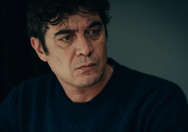  Abbiamo visto Muori di lei, il thriller con Riccardo Scamarcio su Prime Video, ma com&#039;&egrave;? E fino a che punto ci si pu&ograve; spingere per fingere di essere qualcun altro?