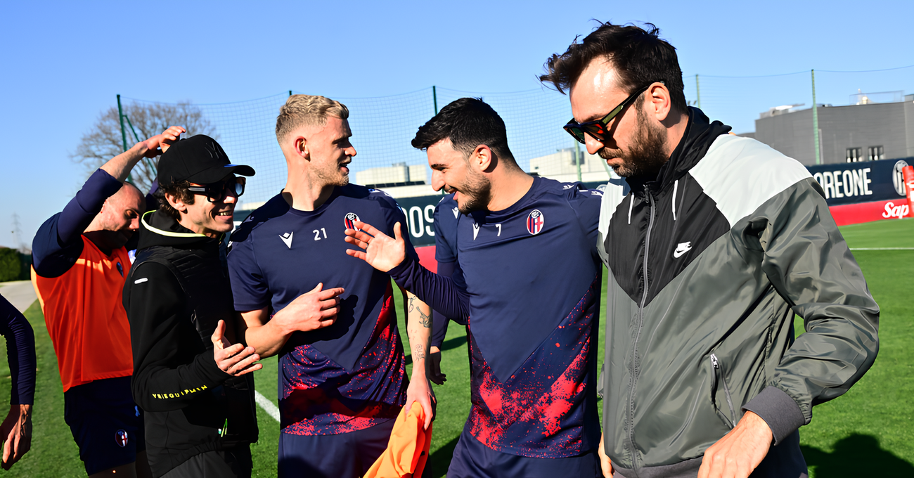 Ma l&#039;avete visto Valentino Rossi portato a spasso (e a calcio) da Cesare Cremonini a Bologna? Dalla visita a San Luca all&rsquo;allenamento con la squadra di Italiano, ecco cosa &egrave; successo