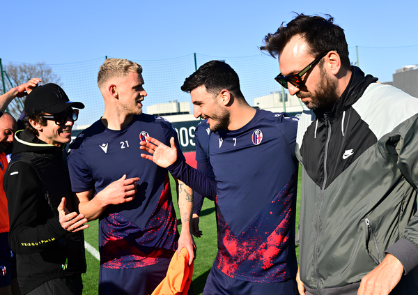 Ma l&#039;avete visto Valentino Rossi portato a spasso (e a calcio) da Cesare Cremonini a Bologna? Dalla visita a San Luca all&rsquo;allenamento con la squadra di Italiano, ecco cosa &egrave; successo