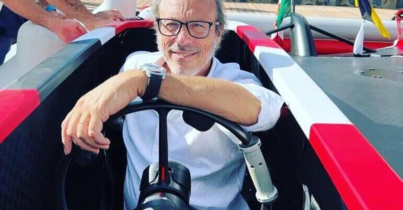 Guido Meda e l&rsquo;ode al V12: &ldquo;Elettrificano anche il bidet, ma se finisce il dodici cilindri finiscono Ferrari, Lamborghini, Aston e Rolls. &Egrave; la Cappella Sistina dei motori&rdquo;