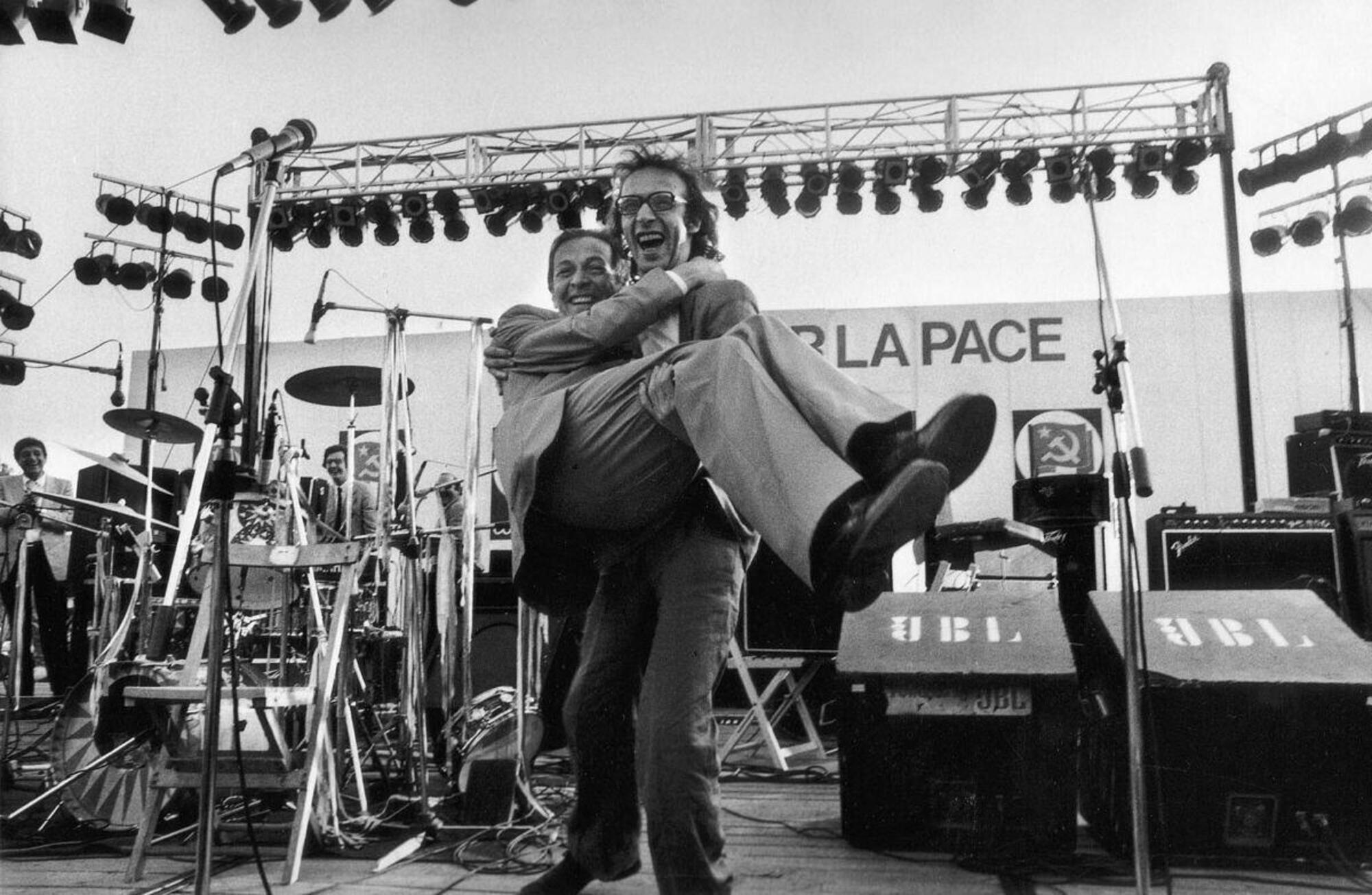 Roberto Benigni con in braccio il segretario del Partito Comunista italiano, Enrlico Berlinguer, nel 1983