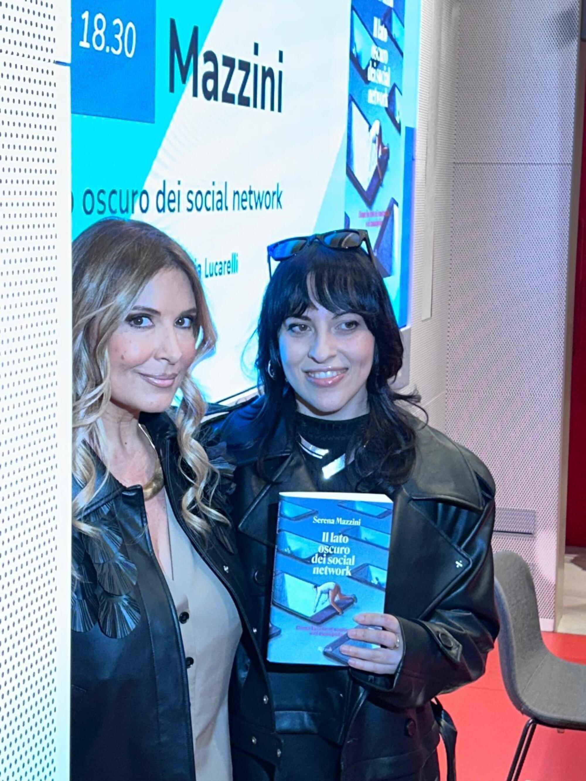 Selvaggia Lucarelli e Serena Mazzini durante la presentazione alla Mondadori in piazza Duomo (Milano)