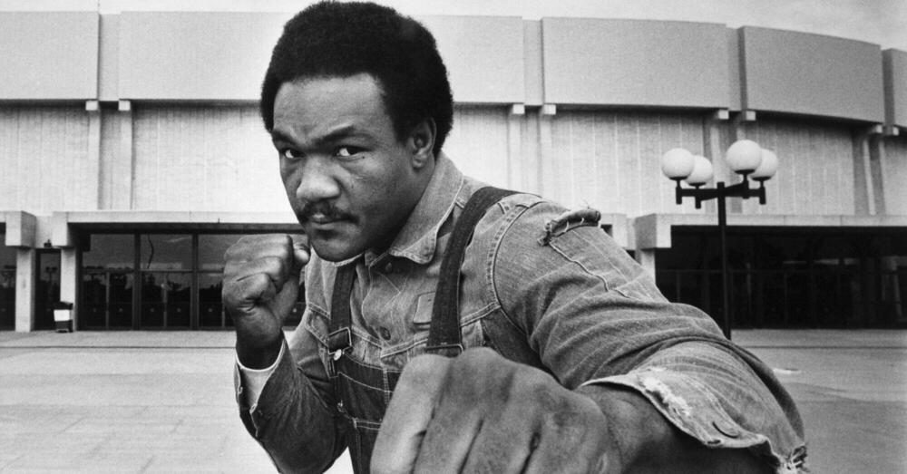 Lucio Corsi voleva essere un duro, io invece volevo essere George Foreman. Oro olimpico, campione dei pesi massimi, coraggio da drago: storia di un uomo scolpito nella storia